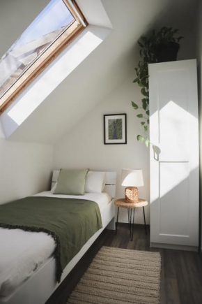 Urban Jungle Apartment - Free Parking